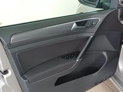 Volkswagen Golf 2017 - 17390 EUR, 126004 km - AUTO.MOTO.pt - 126004km - foto 5 de 13