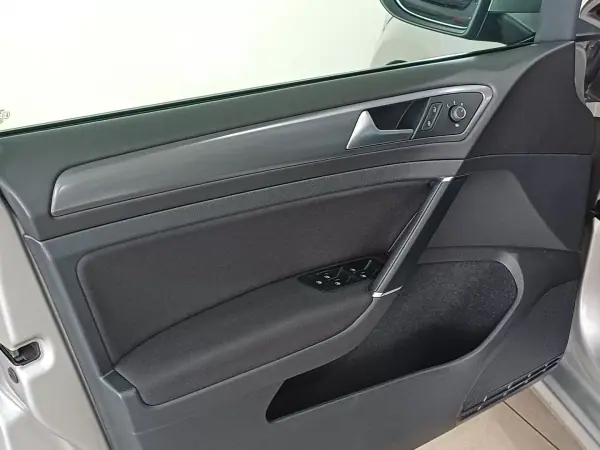 Volkswagen Golf 2017 - 17390 EUR, 126004 km - AUTO.MOTO.pt - 126004km - foto 5 de 13