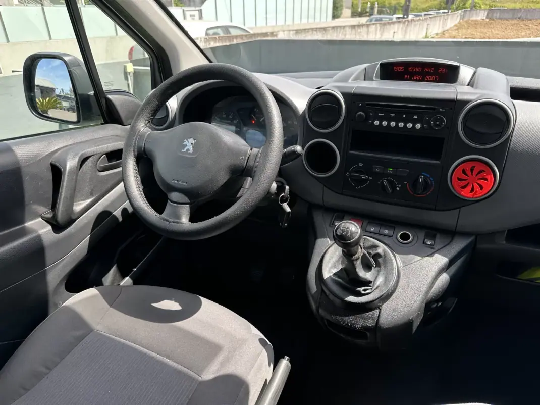 Peugeot PARTNER 1.6 HDI L2 2015 - 6500 EUR, 120000 km - AUTO.MOTO.pt - 120000km - foto 28 de 52