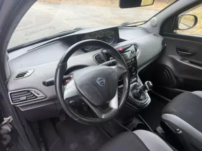 Lancia Ypsilon 2013 - 5990 EUR, 135000 km - AUTO.MOTO.pt - 135000km - foto 10 de 26