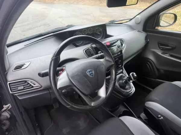 Lancia Ypsilon 2013 - 5990 EUR, 135000 km - AUTO.MOTO.pt - 135000km - foto 10 de 26