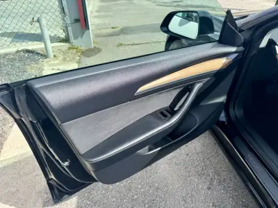 Tesla Model 3 2022 - 28690 EUR, 82305 km - AUTO.MOTO.pt - 82305km - foto 8 de 31