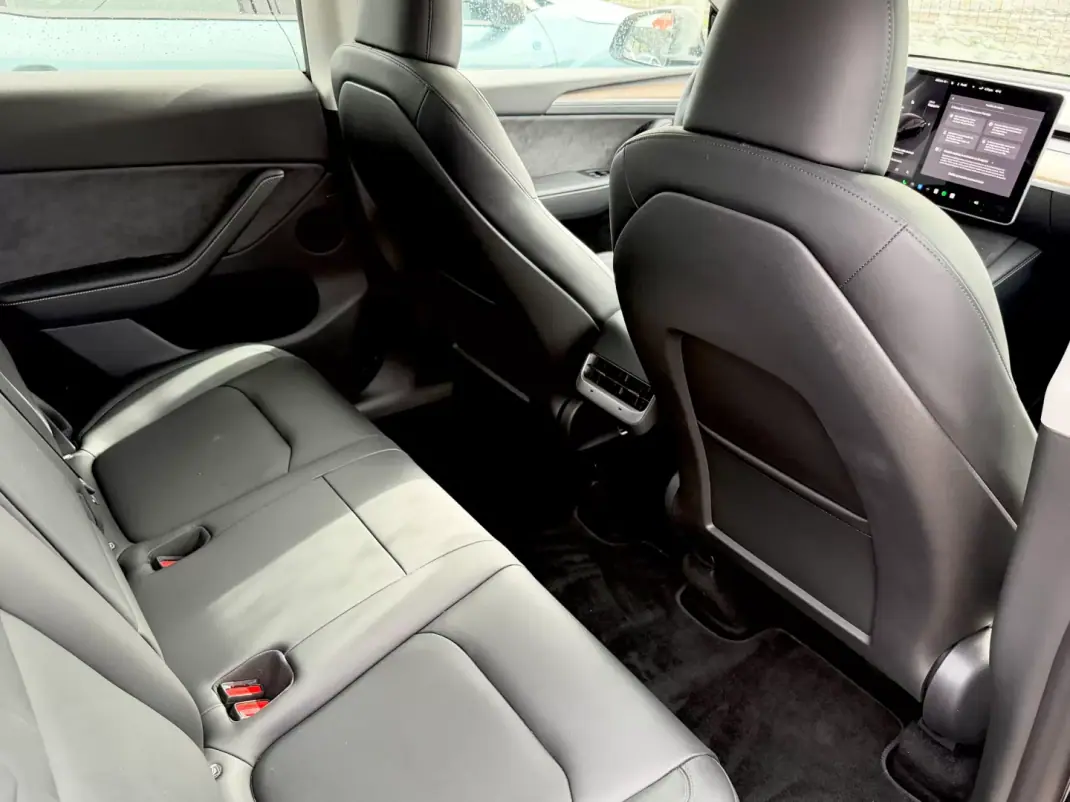 Tesla Model Y 2024 - 38490 EUR, 17630 km - AUTO.MOTO.pt - 17630km - foto 12 de 13