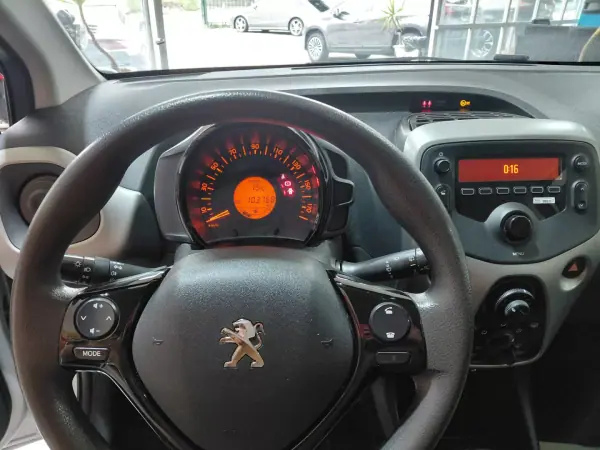 Peugeot 108 2017 - 9990 EUR, 99000 km - AUTO.MOTO.pt - 99000km - foto 10 de 14