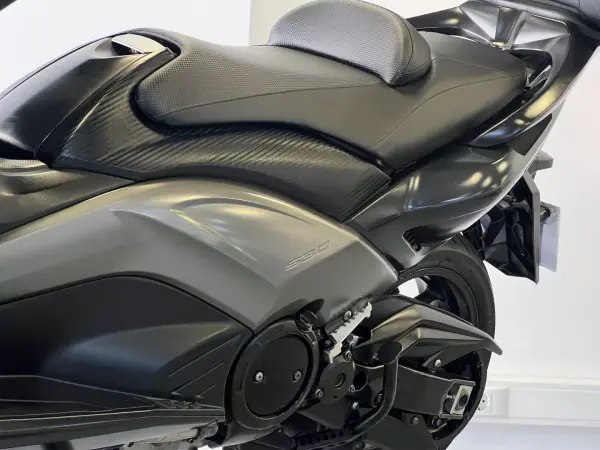 Yamaha TMAX 2015 - 8990 EUR, 25000 km - AUTO.MOTO.pt - 25000km - foto 24 de 26