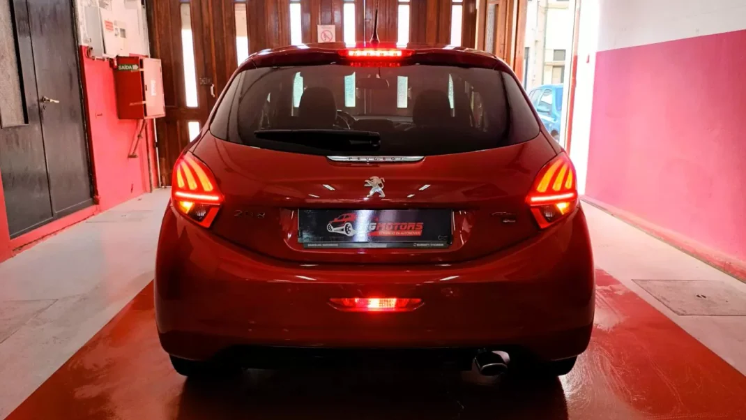 Peugeot 208 2015 - 11990 EUR, 110463 km - AUTO.MOTO.pt - 110463km - foto 10 de 71