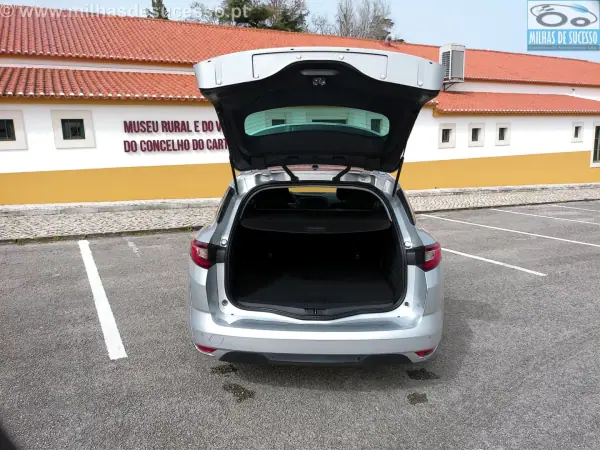 Renault Mégane Sport Tourer 2020 - 14250 EUR, 178000 km - AUTO.MOTO.pt - 178000km - foto 23 de 26
