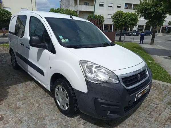 Peugeot Partner 1.6 HDI 100cv 3 Lug 2017 - 9990 EUR, 206284 km - AUTO.MOTO.pt - 206284km - foto 3 de 8