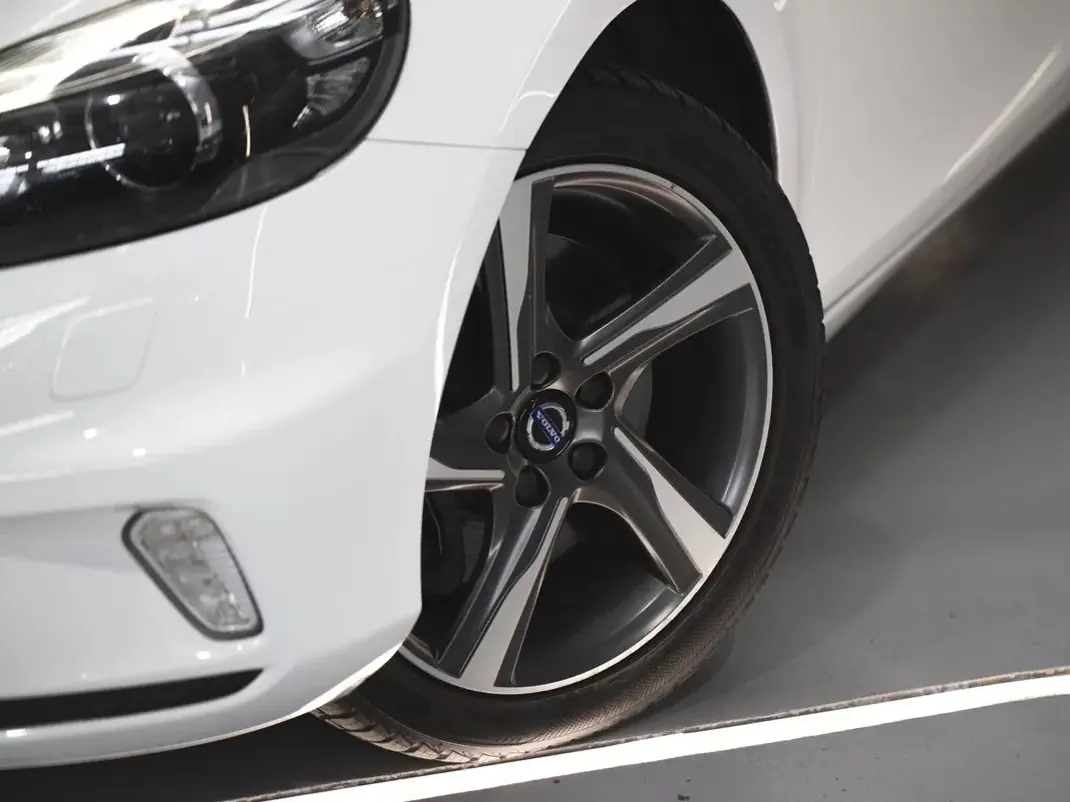 Volvo V40 2016 - 16990 EUR, 129000 km - AUTO.MOTO.pt - 129000km - foto 8 de 21