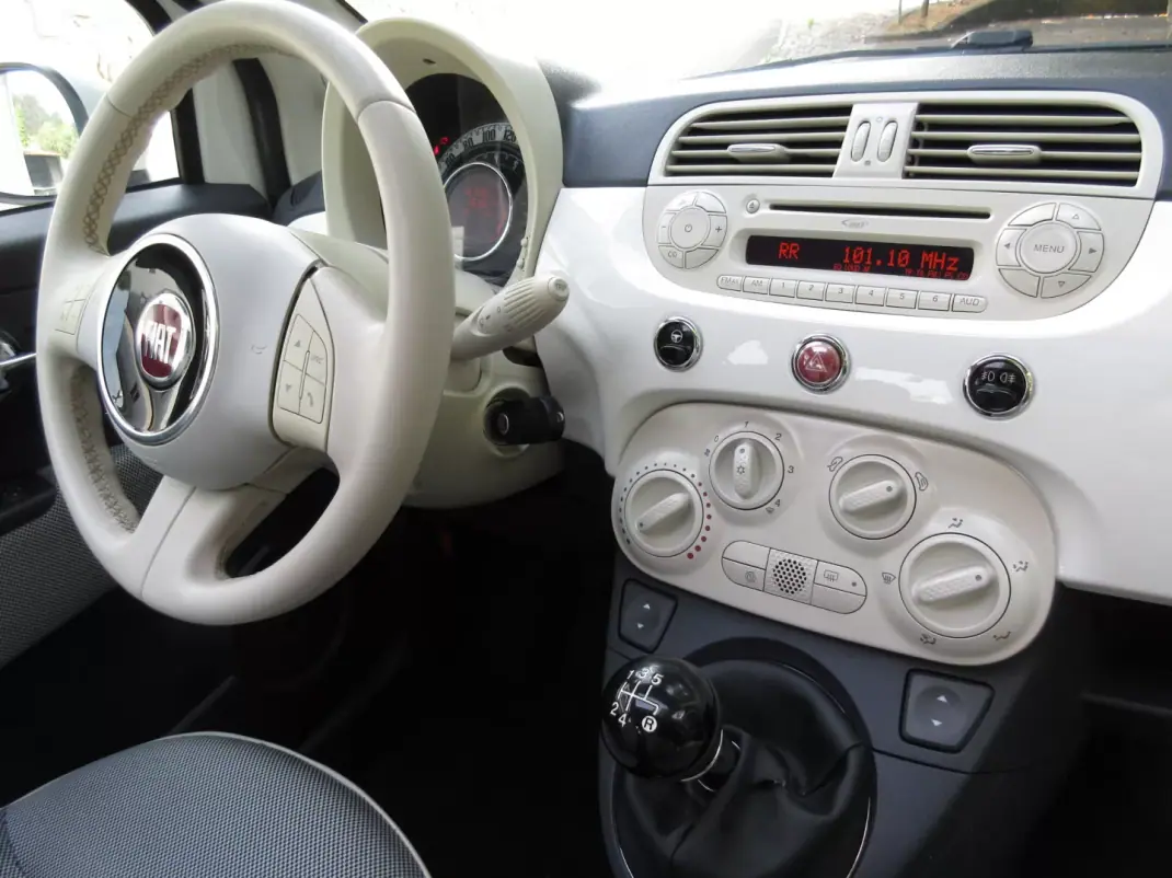 Fiat 500 2010 - 6990 EUR, 185000 km - AUTO.MOTO.pt - 185000km - foto 32 de 37