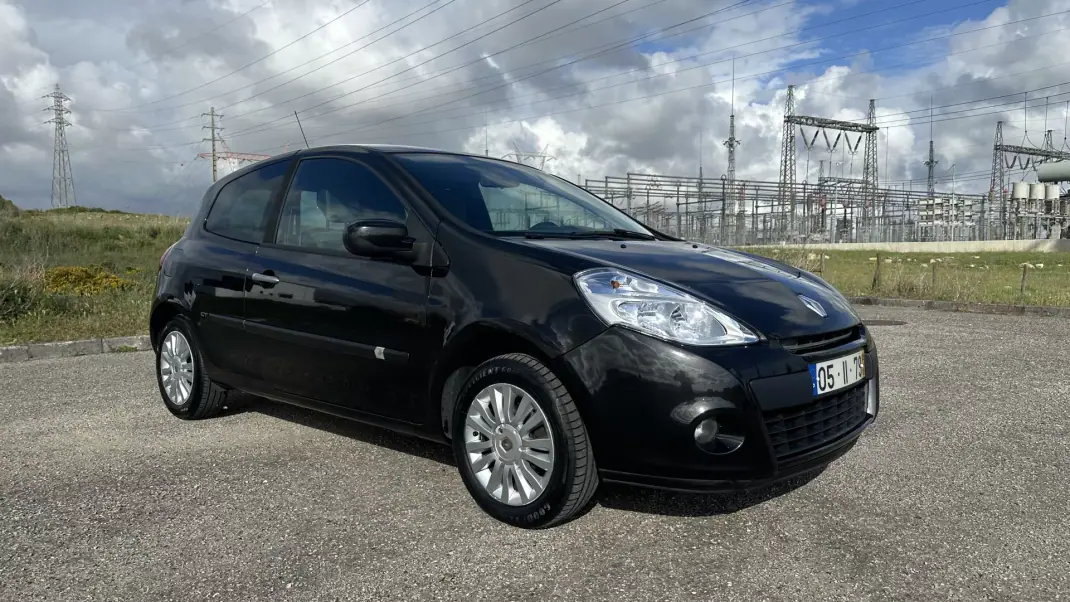 Renault Clio 2009 - 4500 EUR, 254000 km - AUTO.MOTO.pt - 254000km - foto 1 de 17