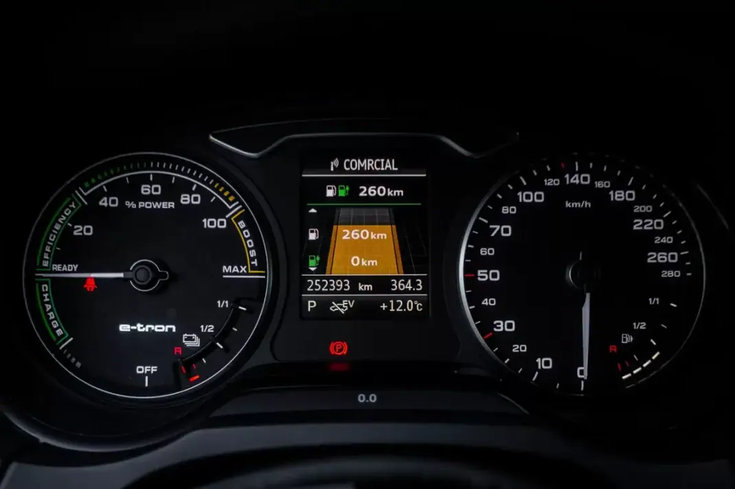 Audi A3 Sportback 2015 - 13490 EUR, 252393 km - AUTO.MOTO.pt - 252393km - foto 14 de 34