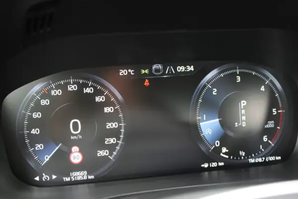 Volvo XC 60 2020 - 33990 EUR, 168000 km - AUTO.MOTO.pt - 168000km - foto 27 de 37