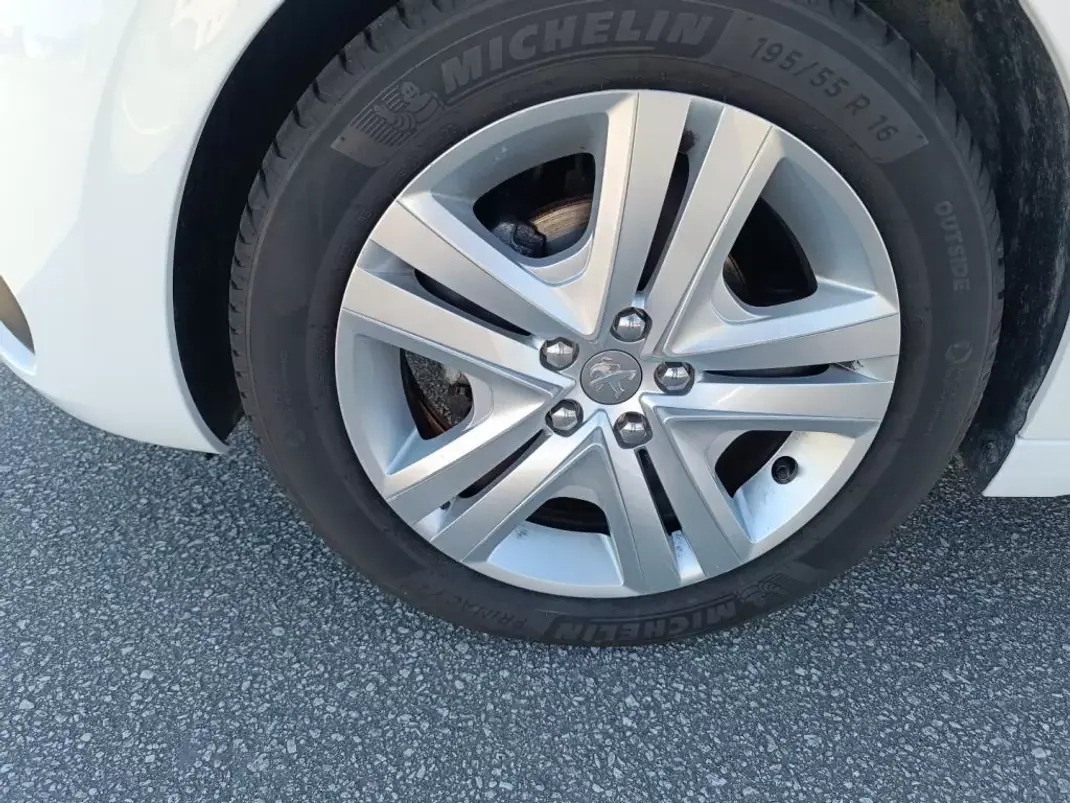 Peugeot 208 2017 - 11500 EUR, 81000 km - AUTO.MOTO.pt - 81000km - foto 16 de 24