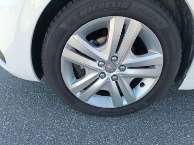 Peugeot 208 2017 - 11500 EUR, 81000 km - AUTO.MOTO.pt - 81000km - foto 16 de 24