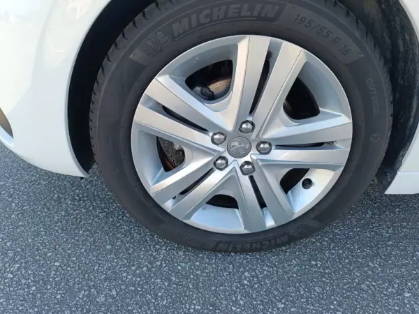 Peugeot 208 2017 - 11500 EUR, 81000 km - AUTO.MOTO.pt - 81000km - foto 16 de 24