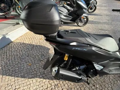 Honda PCX 125 2025 - 3300 EUR, 1975 km - foto 5 de 15