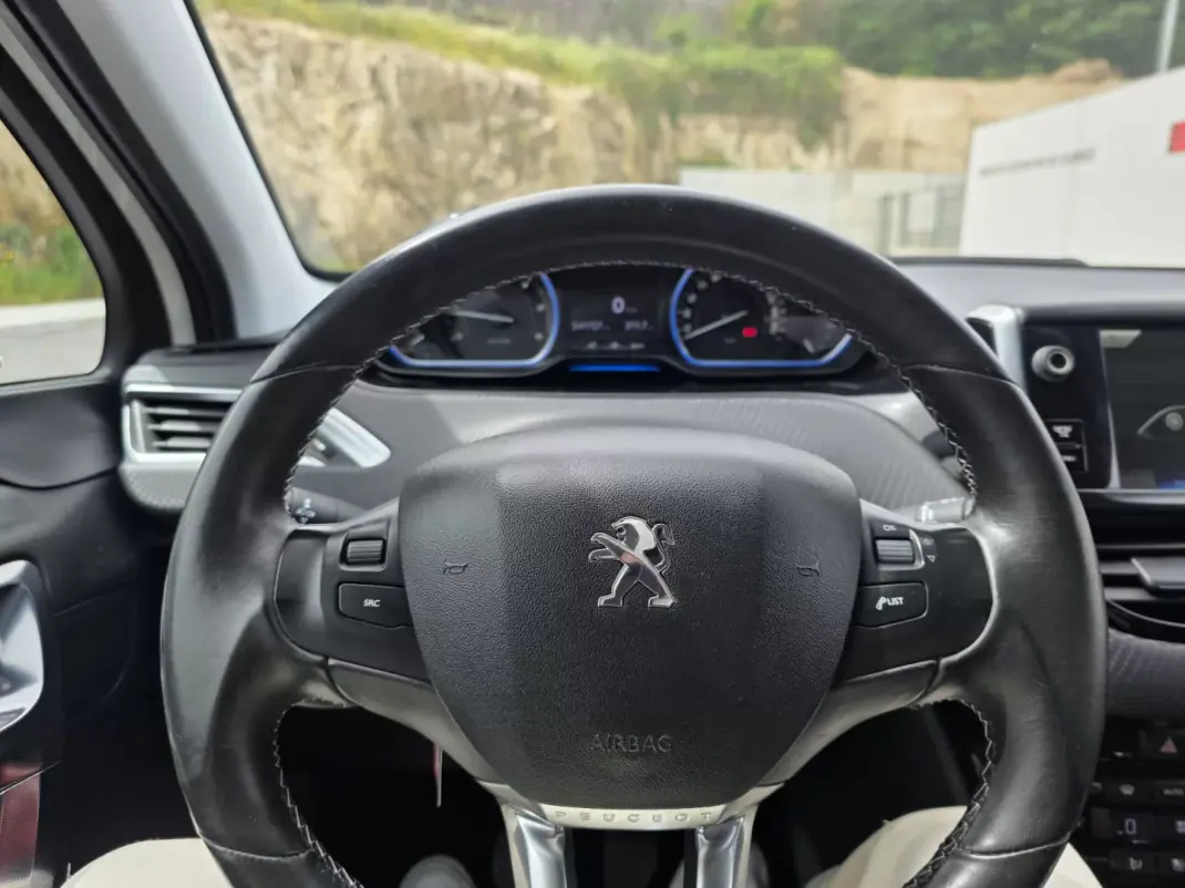 Peugeot 2008 2014 - 9750 EUR, 240000 km - AUTO.MOTO.pt - 240000km - foto 3 de 16