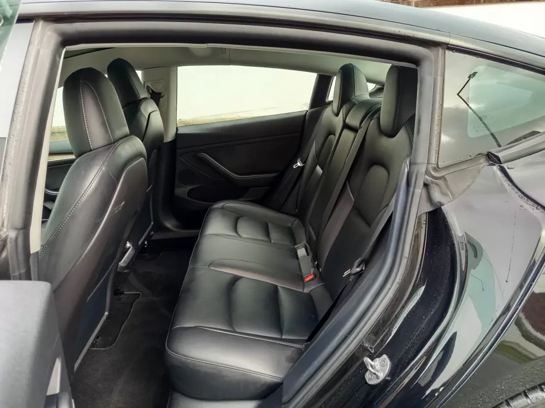 Tesla Model 3 2022 - 25990 EUR, 105900 km - AUTO.MOTO.pt - 105900km - foto 11 de 16