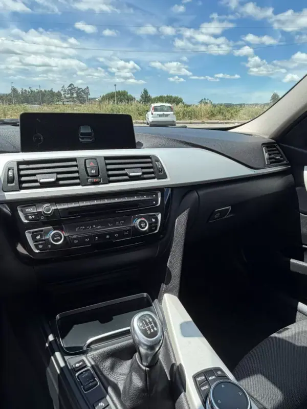 BMW 320 2015 - 13000 EUR, 370303 km - AUTO.MOTO.pt - 370303km - foto 11 de 17