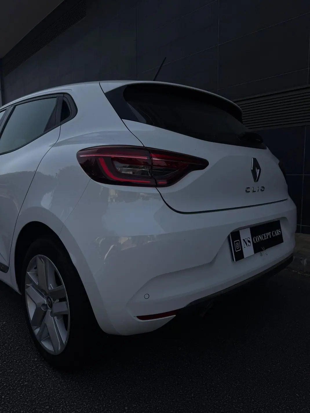 Renault Clio 2021 - 12700 EUR, 79000 km - AUTO.MOTO.pt - 79000km - foto 4 de 11