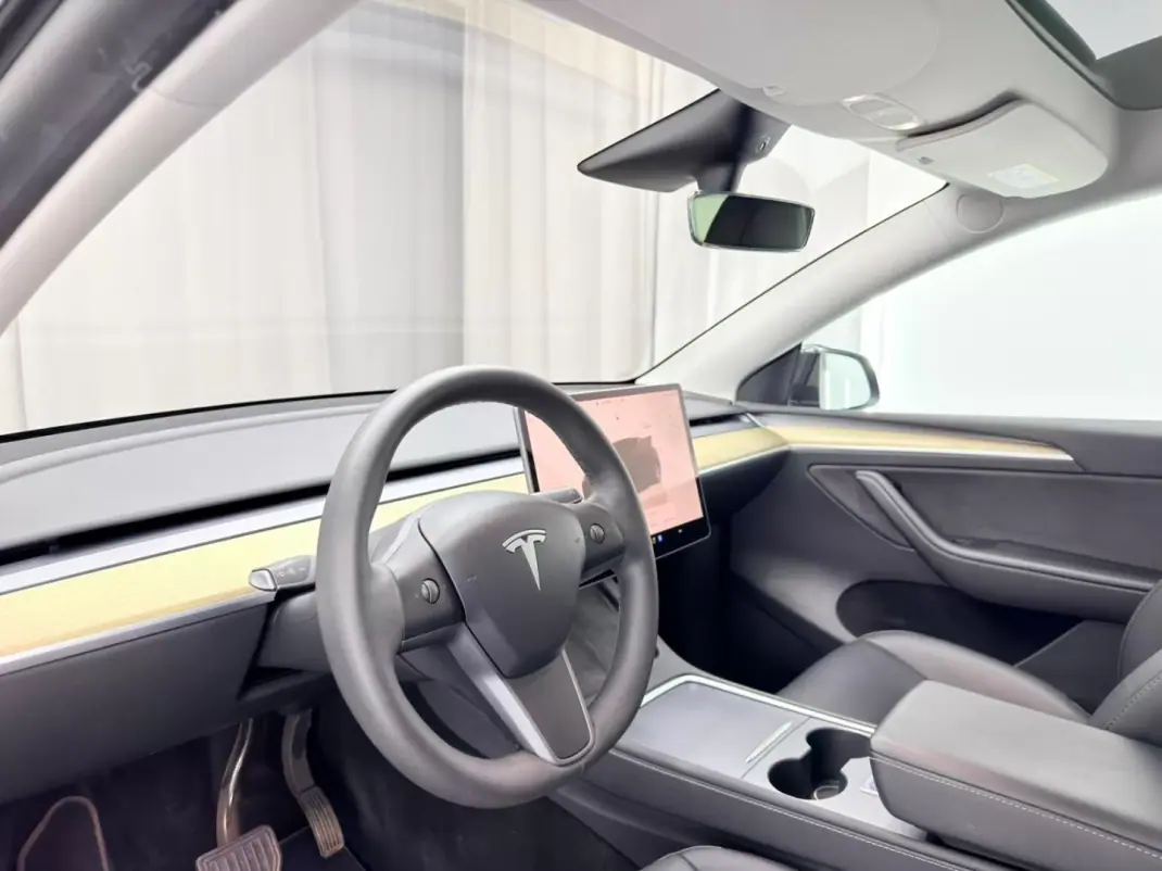 Tesla Model Y 2022 - 31000 EUR, 143000 km - 143000km - foto 23 de 25