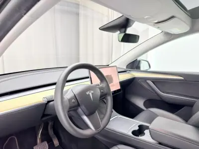 Tesla Model Y 2022 - 32000 EUR, 143000 km - AUTO.MOTO.pt - 143000km - foto 23 de 25