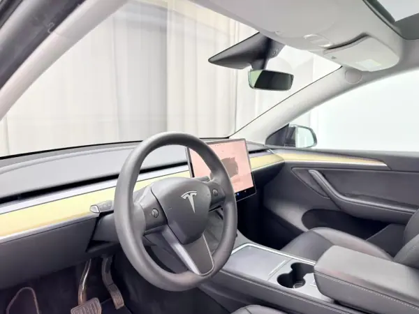 Tesla Model Y 2022 - 32000 EUR, 143000 km - AUTO.MOTO.pt - 143000km - foto 23 de 25