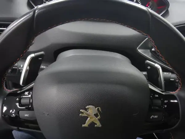 Peugeot 308 2019 - 14500 EUR, 50000 km - AUTO.MOTO.pt - 50000km - foto 46 de 51