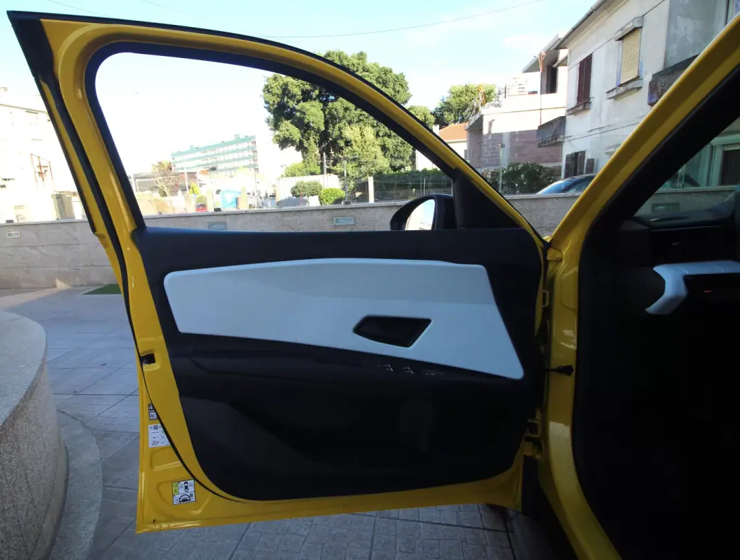 Renault 5 2025 - 28990 EUR, 3000 km - 3000km - foto 12 de 36