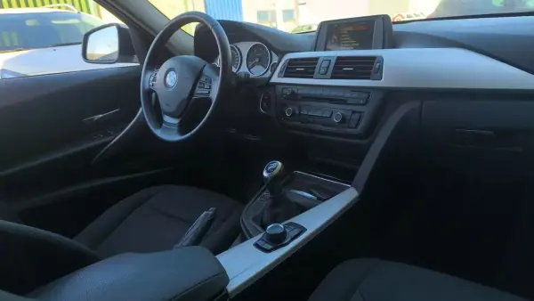BMW 318 2015 - 12900 EUR, 195000 km - AUTO.MOTO.pt - 195000km - foto 19 de 20