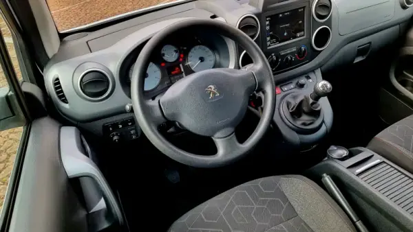 Peugeot Partner 2018 - 14900 EUR, 160000 km - AUTO.MOTO.pt - 160000km - foto 6 de 23