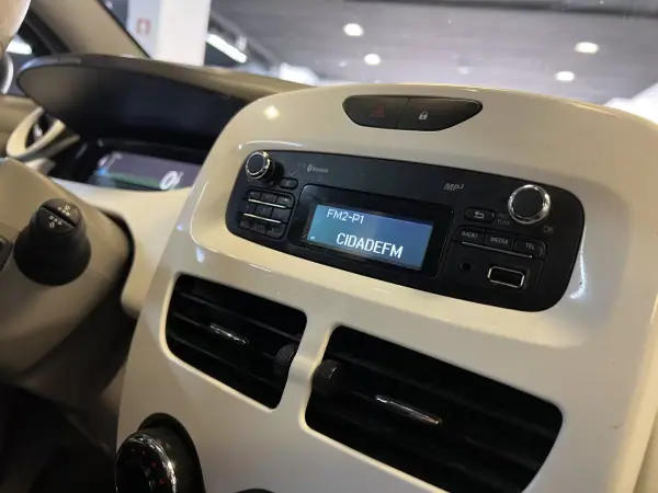 Renault Zoe 2018 - 10990 EUR, 130000 km - AUTO.MOTO.pt - 130000km - foto 20 de 36