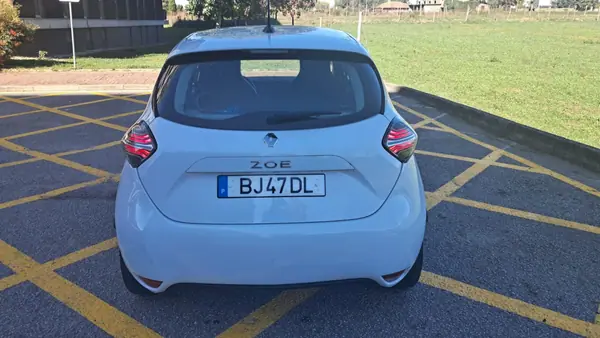 Renault Zoe 2020 - 12700 EUR, 78500 km - AUTO.MOTO.pt - 78500km - foto 13 de 13