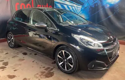 Peugeot 208 2018 - 8899 EUR, 106000 km - AUTO.MOTO.pt - 106000km - foto 8 de 42