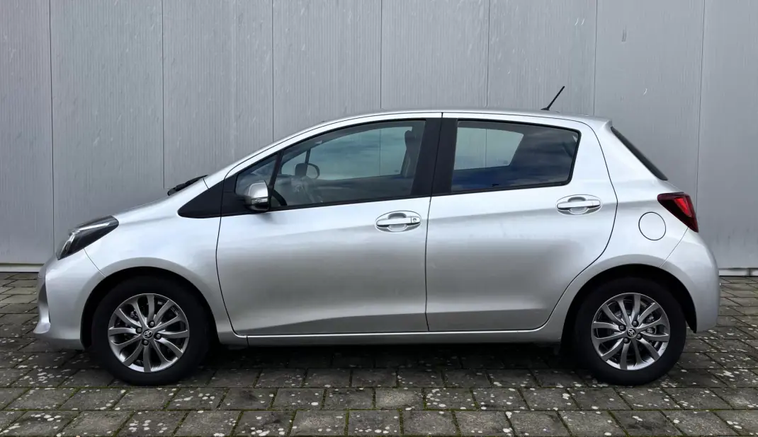 Toyota Yaris 2016 - 13500 EUR, 135000 km - AUTO.MOTO.pt - 135000km - foto 2 de 35