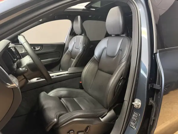 Volvo XC 60 2021 - 42990 EUR, 89987 km - AUTO.MOTO.pt - 89987km - foto 9 de 21