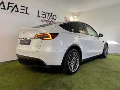 Tesla Model Y 2022 - 38750 EUR, 44000 km - AUTO.MOTO.pt - 44000km - foto 9 de 42