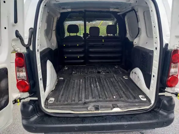 Citroën Berlingo 2016 - 12500 EUR, 126000 km - AUTO.MOTO.pt - 126000km - foto 8 de 9
