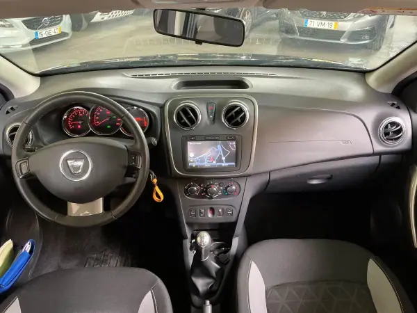 Dacia Sandero 2015 - 10900 EUR, 46000 km - AUTO.MOTO.pt - 46000km - foto 4 de 5