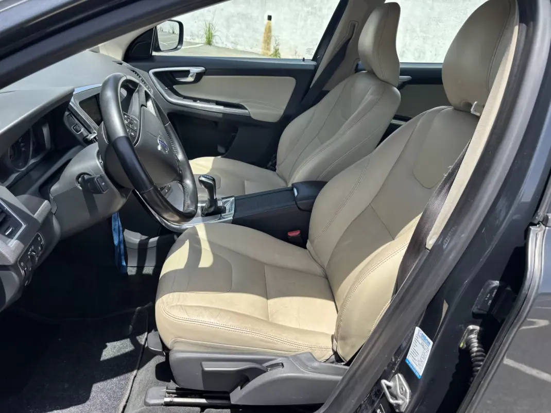 Volvo XC 60 2017 - 13500 EUR, 298900 km - AUTO.MOTO.pt - 298900km - foto 7 de 12