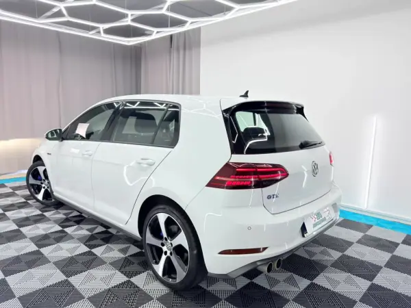 Volkswagen Golf 2020 - 19500 EUR, 148000 km - AUTO.MOTO.pt - 148000km - foto 5 de 22