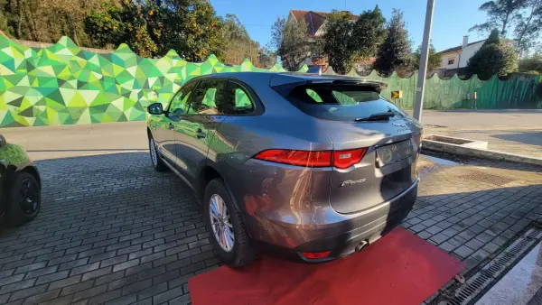 Jaguar F-Pace 2018 - 37990 EUR, 86000 km - AUTO.MOTO.pt - 86000km - foto 4 de 31