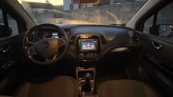 Renault Captur 2016 - 12999 EUR, 94000 km - AUTO.MOTO.pt - 94000km - foto 6 de 9