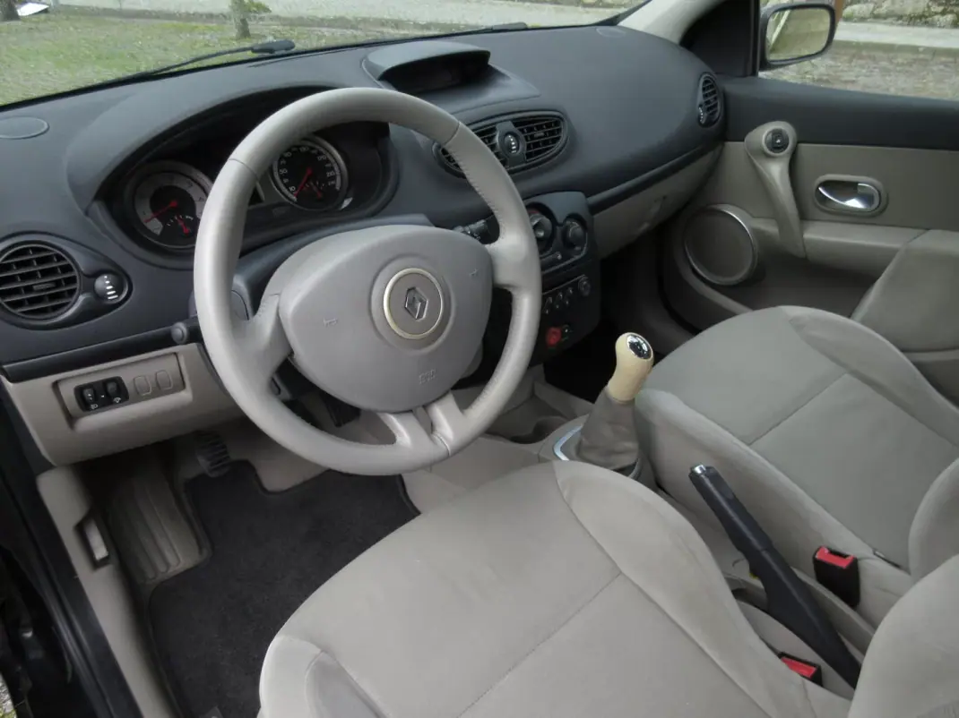 Renault Clio 2006 - 3990 EUR, 249000 km - AUTO.MOTO.pt - 249000km - foto 17 de 38