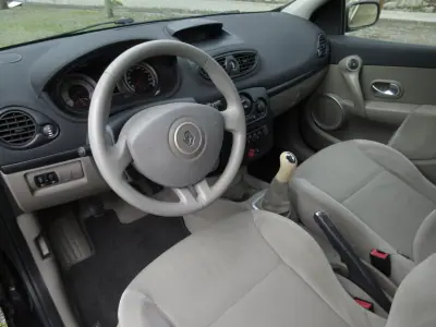 Renault Clio 2006 - 3990 EUR, 249000 km - AUTO.MOTO.pt - 249000km - foto 17 de 38