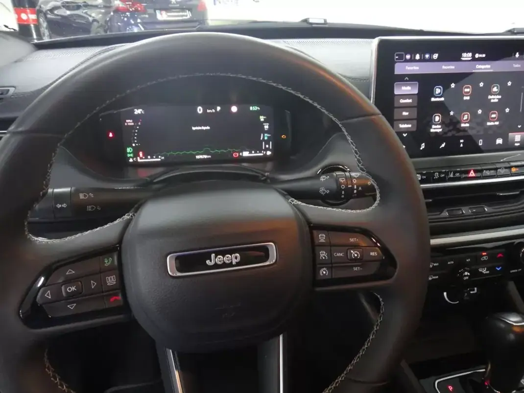 Jeep Compass 2021 - 20900 EUR, 100000 km - AUTO.MOTO.pt - 100000km - foto 26 de 40