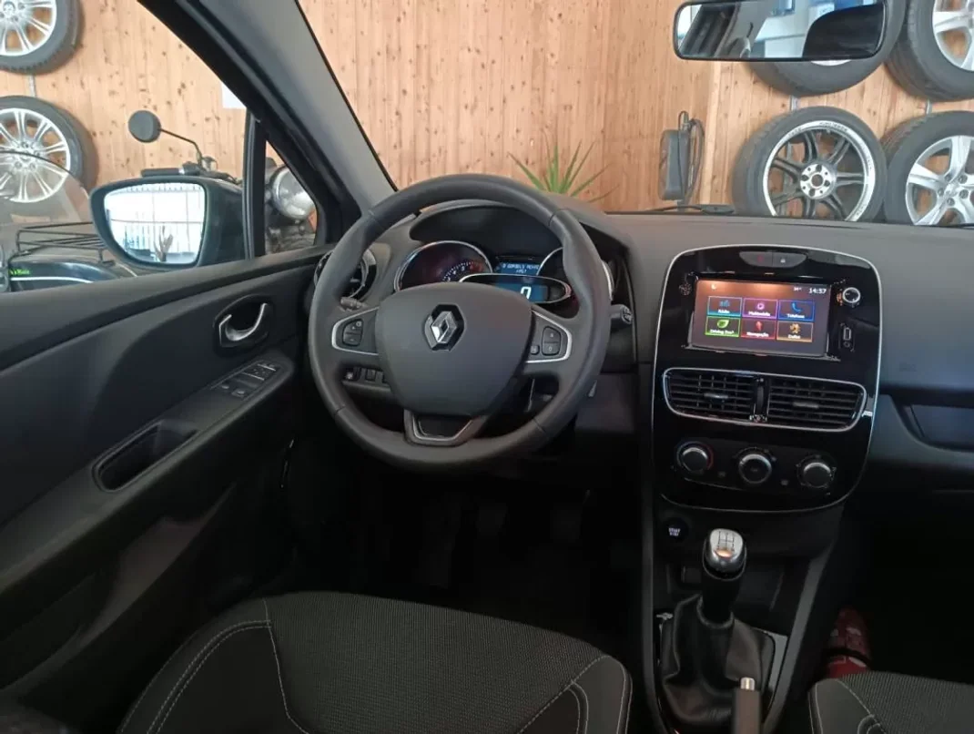 Renault Clio 2017 - 12900 EUR, 58000 km - AUTO.MOTO.pt - 58000km - foto 9 de 17