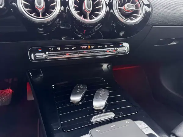 Mercedes-Benz CLA 180 2019 - 26500 EUR, 80000 km - AUTO.MOTO.pt - 80000km - foto 22 de 29