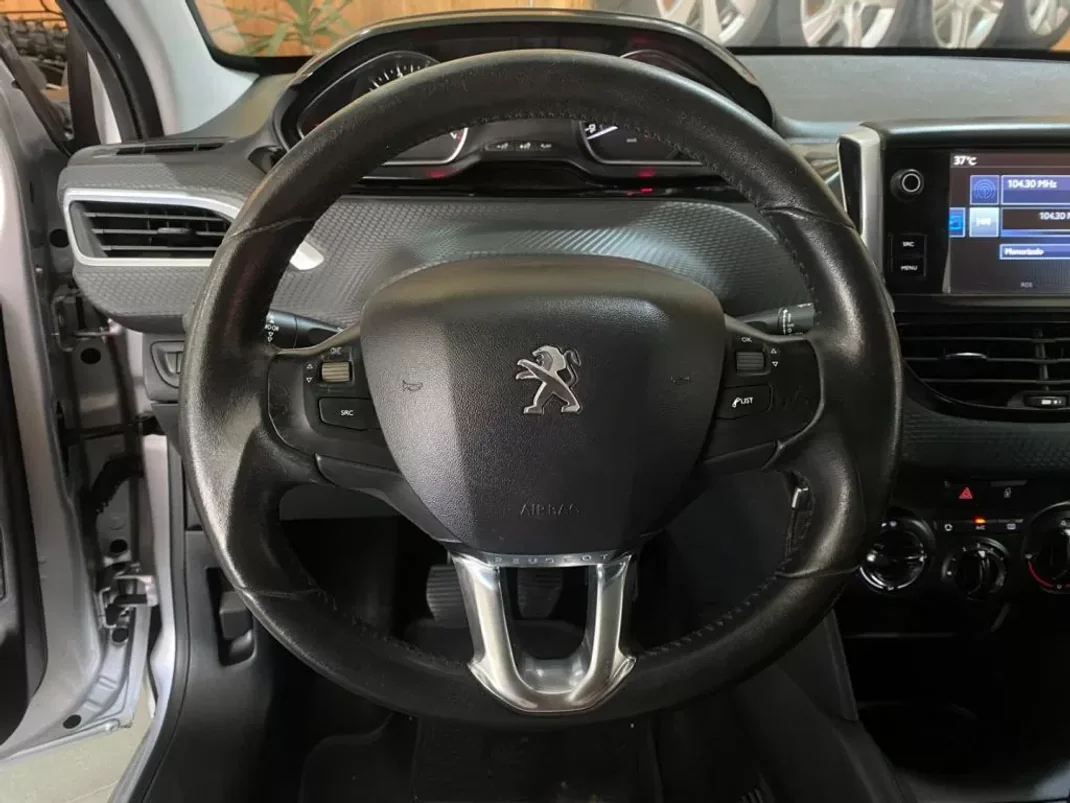 Peugeot 208 2016 - 10900 EUR, 139000 km - AUTO.MOTO.pt - 139000km - foto 9 de 17